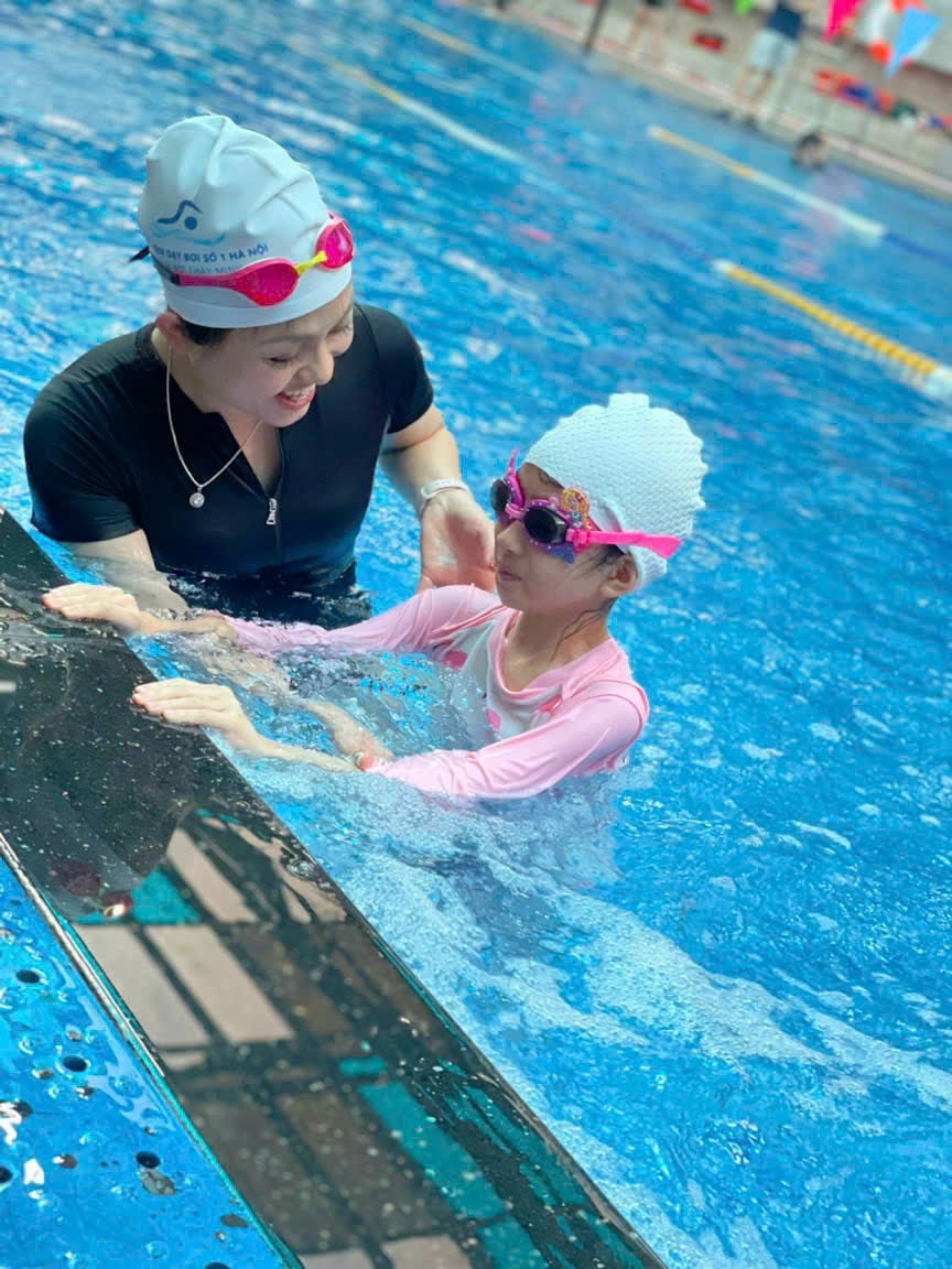 Sự kiên nhẫn và tận tâm của HLV bơi lội Nguyễn Ngọc trở thành “phao cứu sinh” cho những học viên sợ nước
