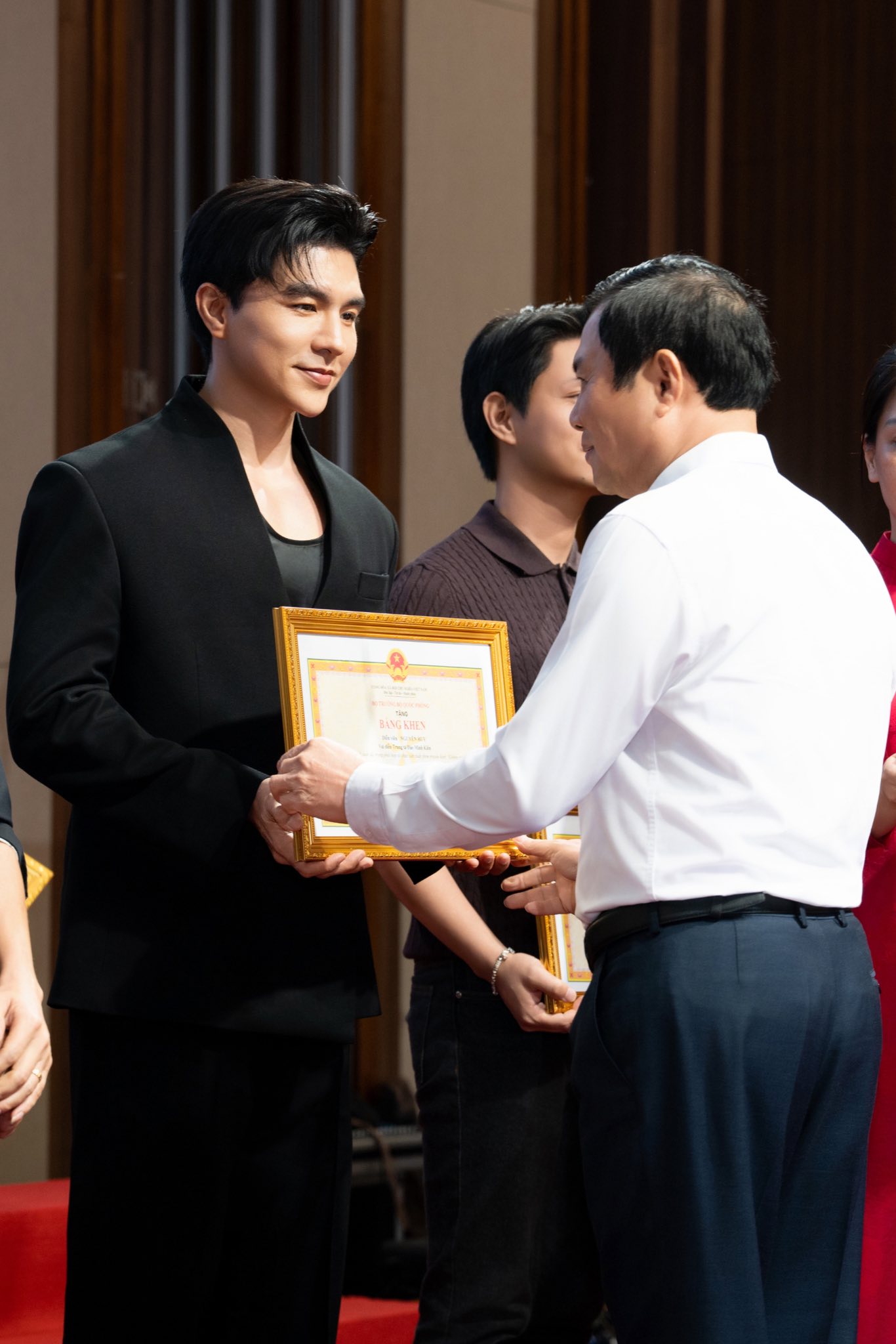 Steven Nguyễn được Bộ Quốc phòng trao tặng bằng khen