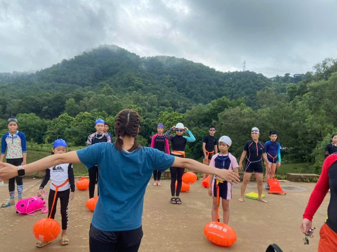 HLV bơi lội Bùi Lệ Thu đồng hành cùng học viên từ những bước đầu tiên