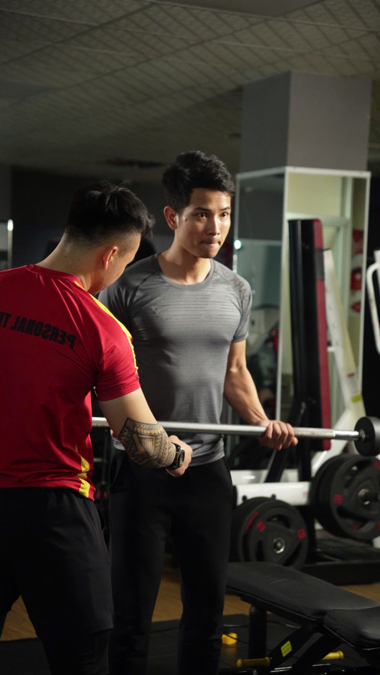 Với hơn 5 năm kinh nghiệm, HLV Anh Tuấn luôn theo sát và điều chỉnh từng kỹ thuật nhỏ nhất để đảm bảo an toàn cho học viên