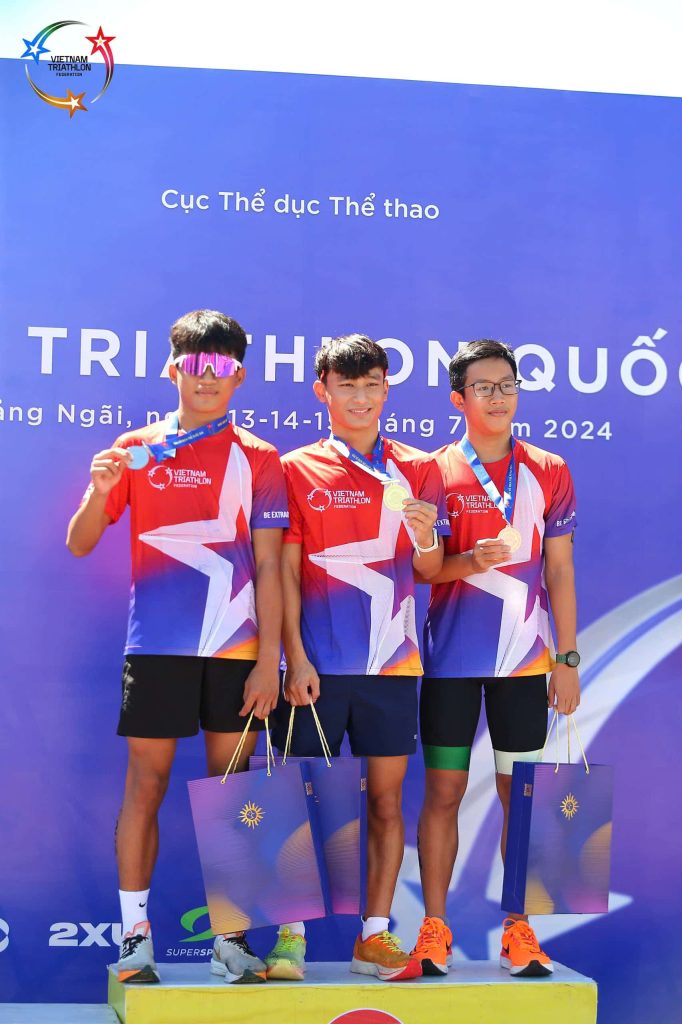 Khoảnh khắc đầy tự hào của VĐV Minh Tài khi nhận huy chương tại giải đấu quốc gia, đánh dấu bước ngoặt lớn trong sự nghiệp