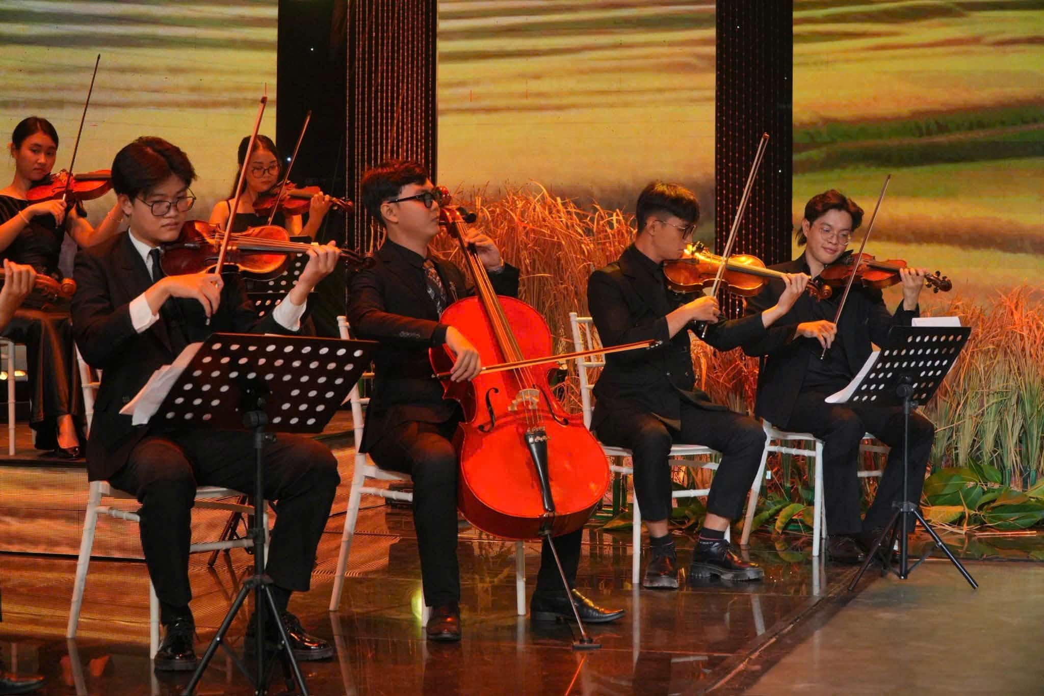 Moram biểu diễn cello cùng dàn nhạc, sự cộng hưởng tạo nên không gian âm nhạc giàu cảm xúc