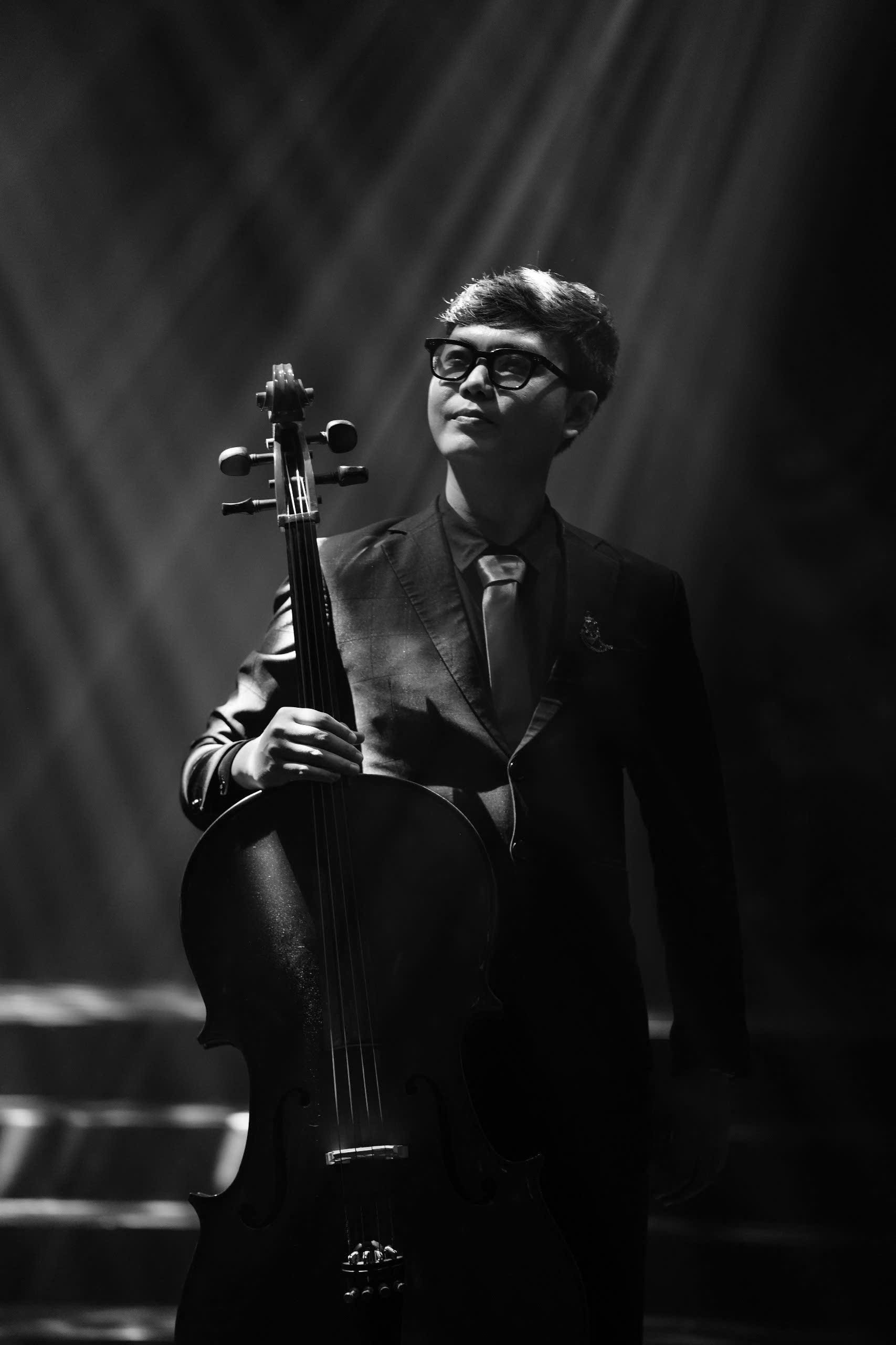 Nghệ sĩ Moram bên nhạc cụ cello, khoảnh khắc tĩnh lặng giữa ánh sáng sân khấu