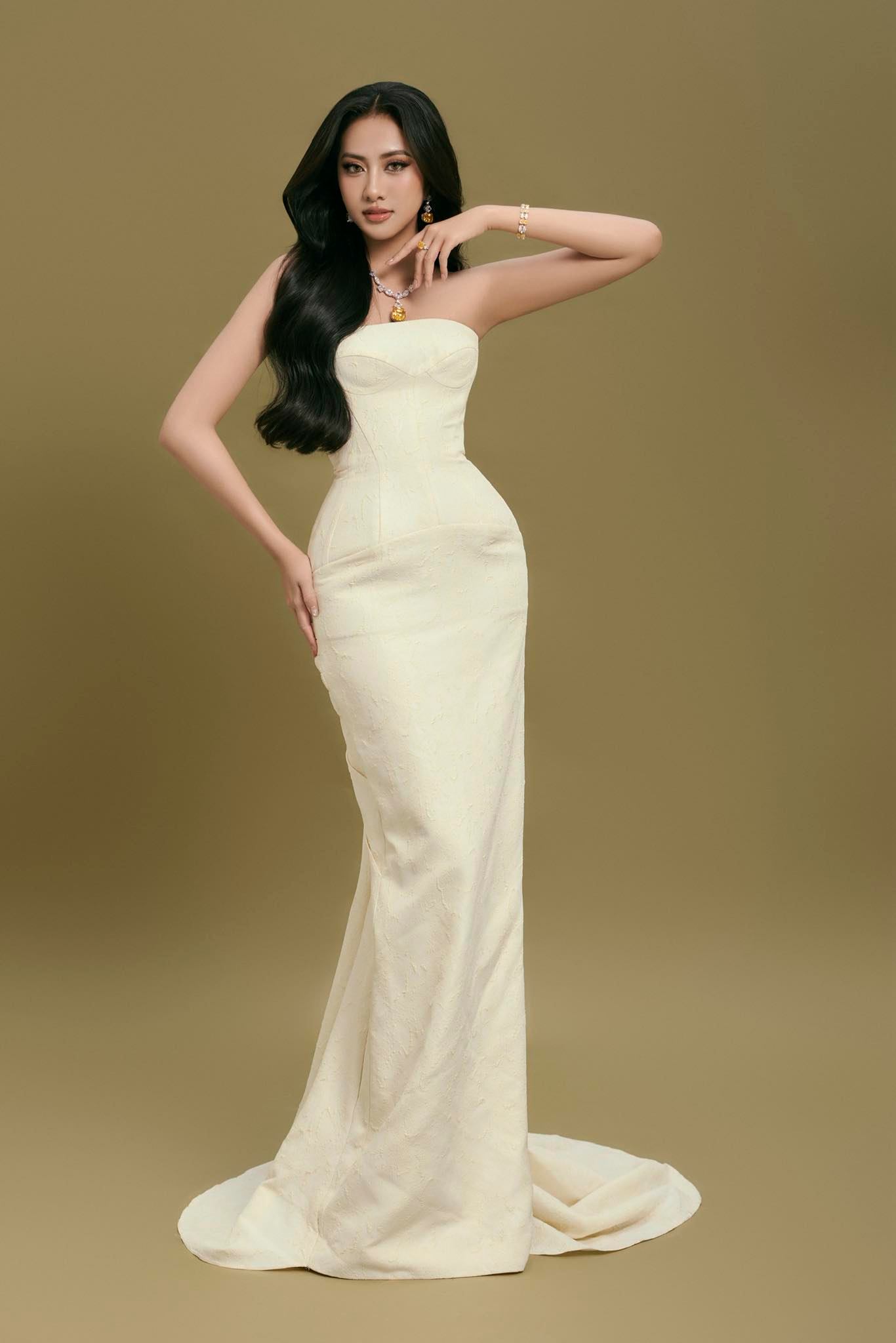 Visual quyến rũ của Hà Trúc Linh nhận “cơn mưa” lời khen