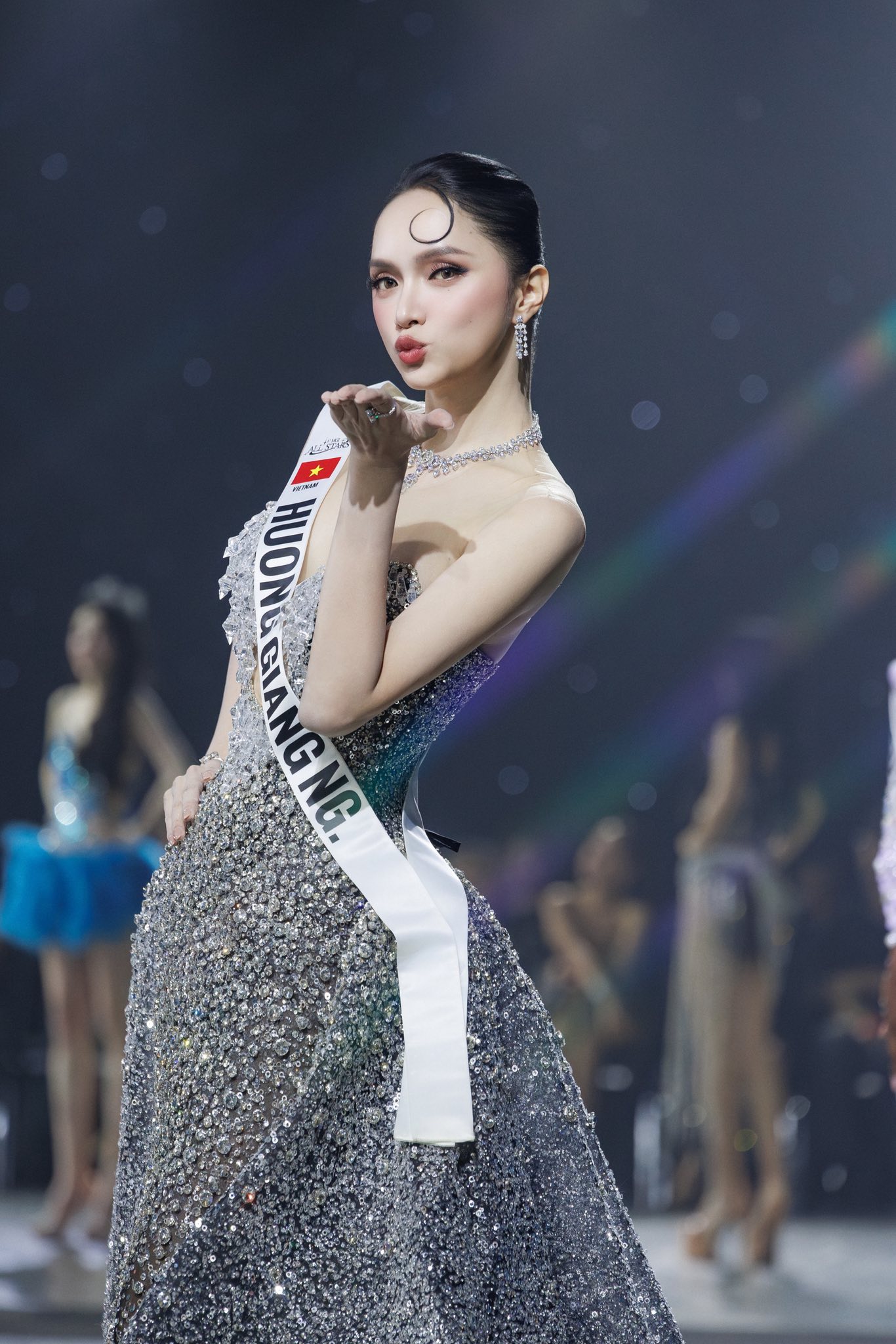 Hương Giang đang catwalk thì bất ngờ tung chiêu