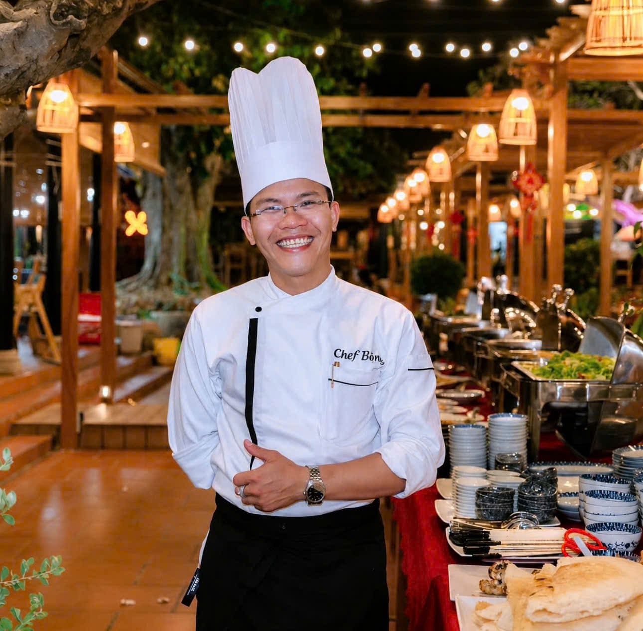 Chef Bông bên gian bếp quen thuộc – nơi hơn 21 năm đam mê được gửi gắm qua từng món ăn mang dấu ấn Fusion hiện đại