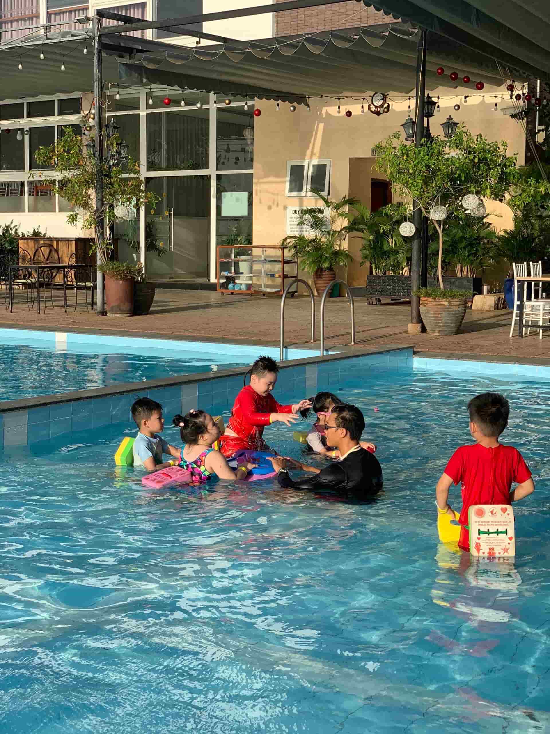 HLV Trần Văn Chính luôn ưu tiên sự kết nối và lắng nghe học viên để tạo nên môi trường học bơi gần gũi, tích cực cho trẻ nhỏ