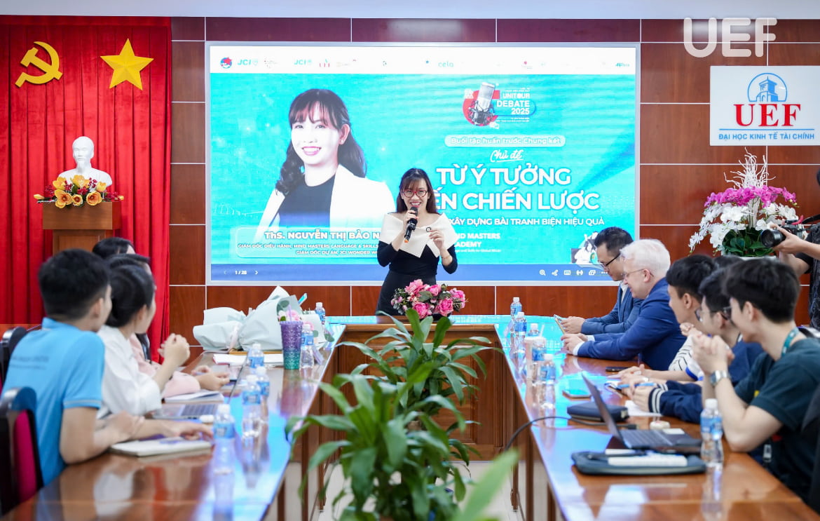 Debate Trainer Nguyễn Thị Bảo Ngọc đào tạo tại cuộc thi Unitour Debate, trường UEF