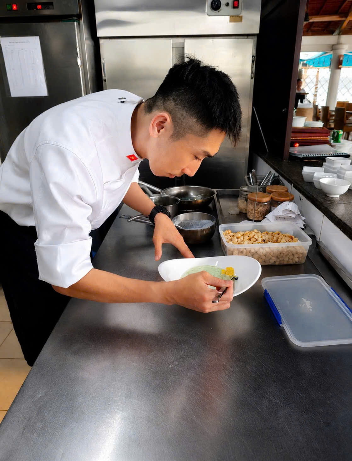 Đằng sau mỗi món ăn là thành quả của sự chỉn chu, áp lực và niềm đam mê chưa từng tắt của Chef Lê Quốc Vũ