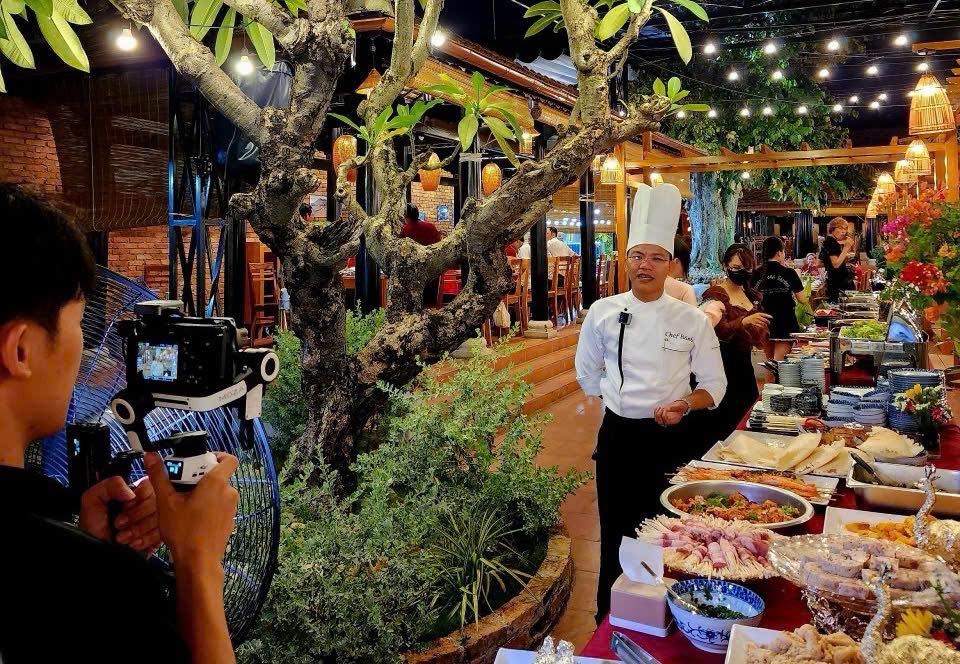 Chef Bông trong một buổi chia sẻ và giới thiệu ẩm thực đến quốc tế