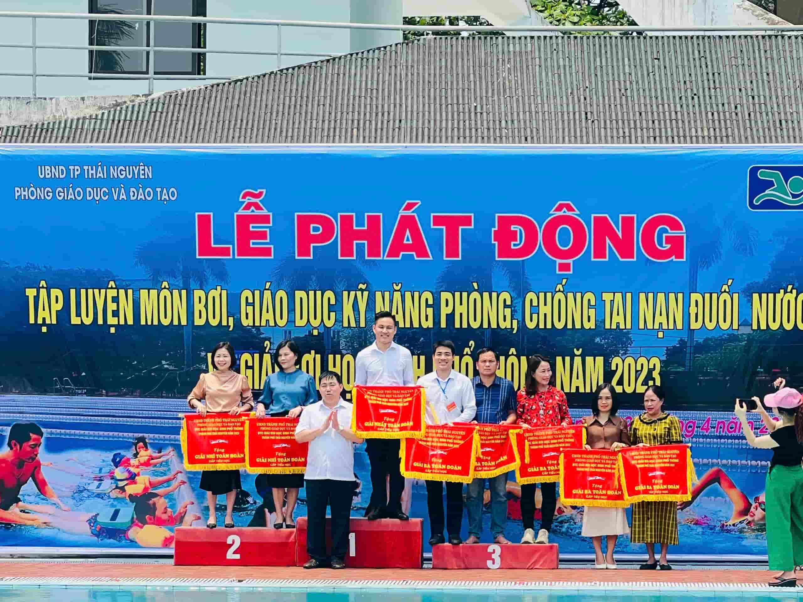 HLV Nguyễn Minh Hiếu nhận cờ nhất toàn đoàn