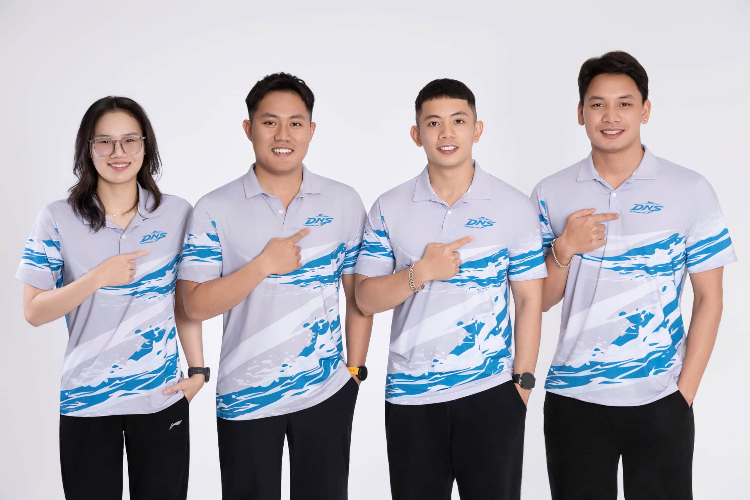 HLV Nguyễn Thành Đạt và đội ngũ của DNSWIM