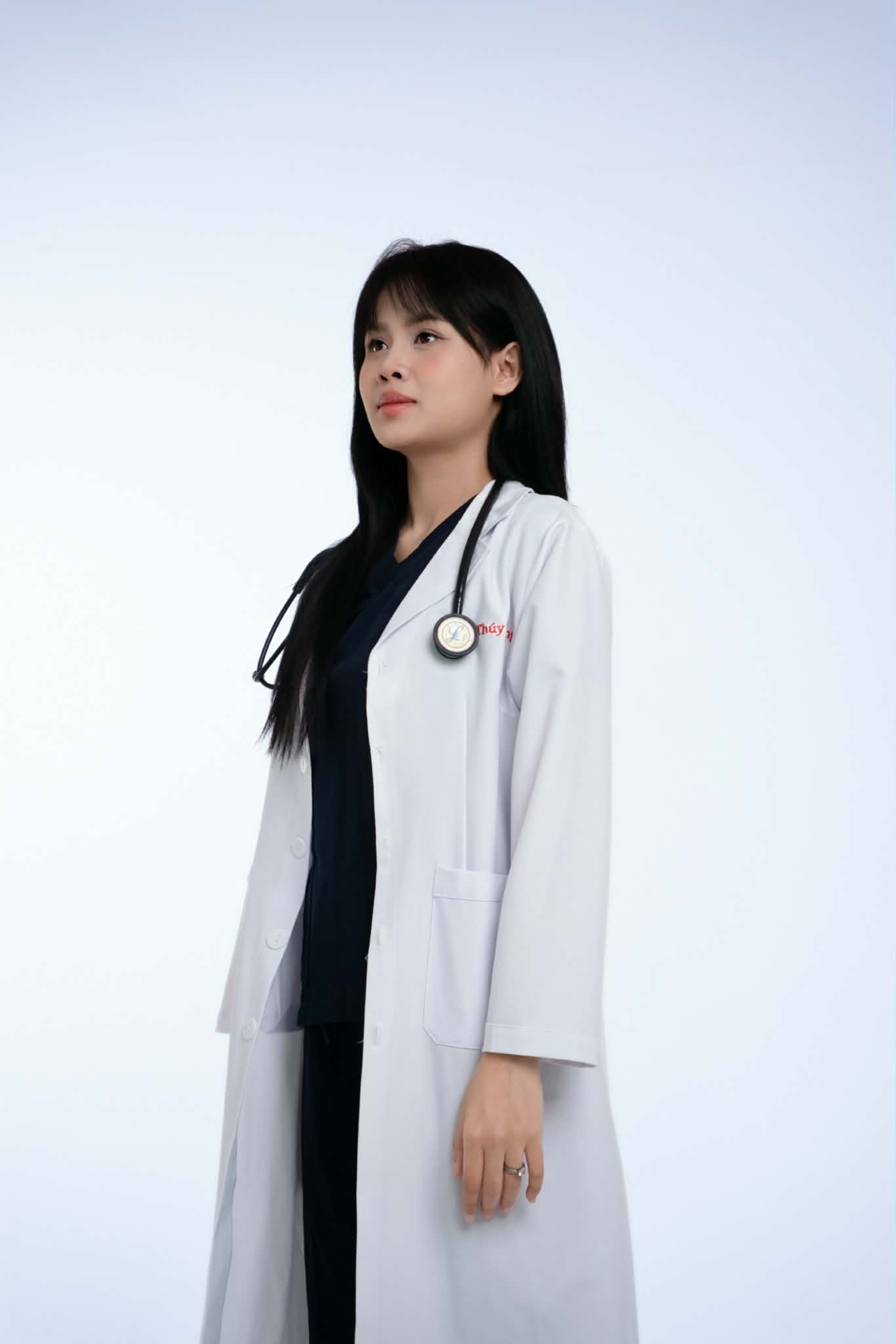 Bác sĩ Nguyễn Đỗ Thúy Hằng hiện công tác khoa Ngoại Thần kinh