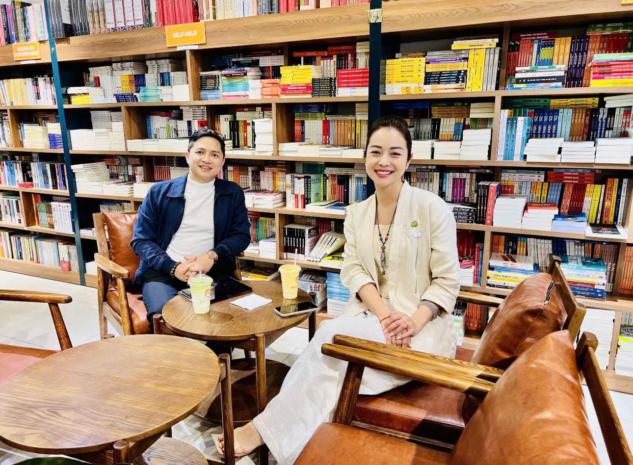 Relationship Coach Đỗ Tiến Trung trong một hoạt động kết nối và truyền cảm hứng cùng Hoa hậu Jennifer Phạm
