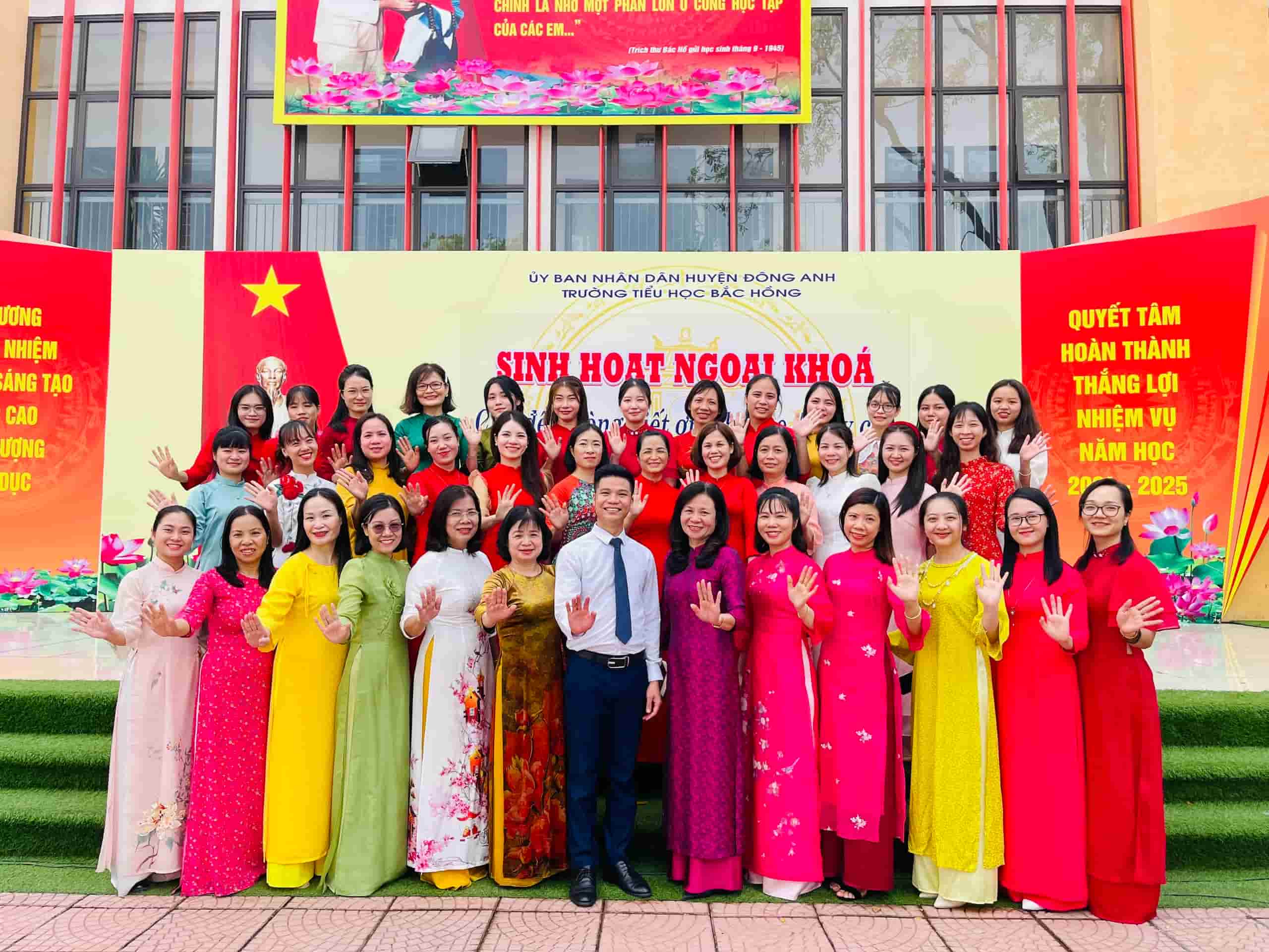 Thầy Nguyễn Đức Toàn (Thầy Toàn Tiền Tỷ - 1995) đã trực tiếp giảng dạy hơn 500 chuyên đề ngoại khóa, tiếp cận trên 200.000 học sinh