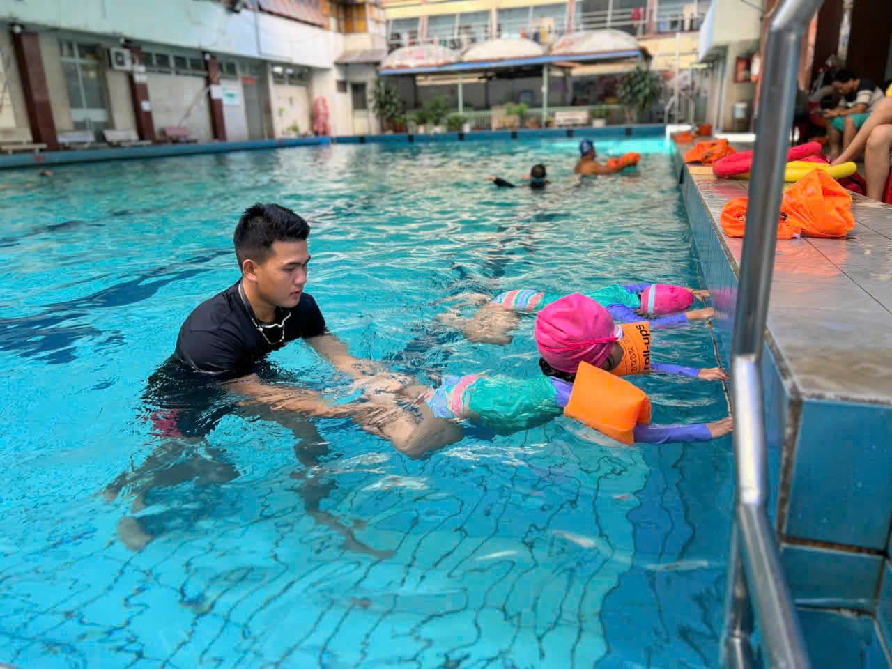 HLV Trung Dolphin đang trực tiếp giảng dạy cho học viên nhí