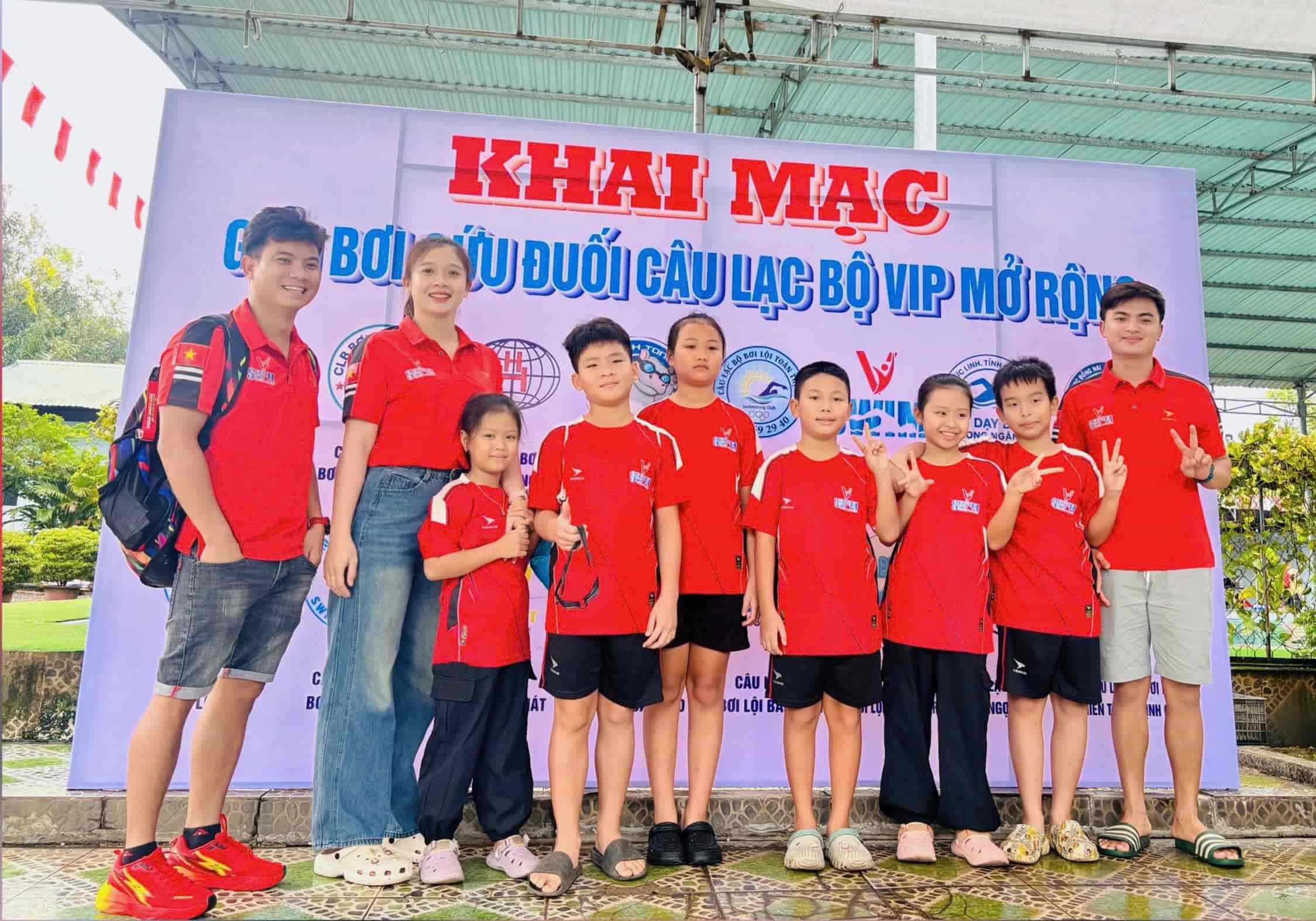HLV Thiên Kim cùng học viên tại buổi khai mạc giải bơi cứu đuối CLB vip mở rộng