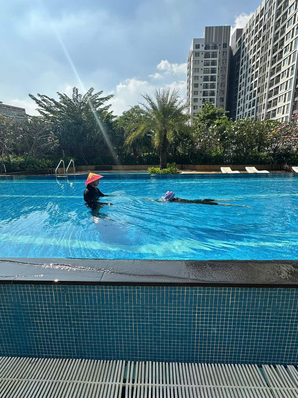 Hàng trăm học viên đã được HLV Trà Nguyễn Thành Tâm hướng dẫn bơi lội và trang bị kỹ năng phòng chống đuối nước