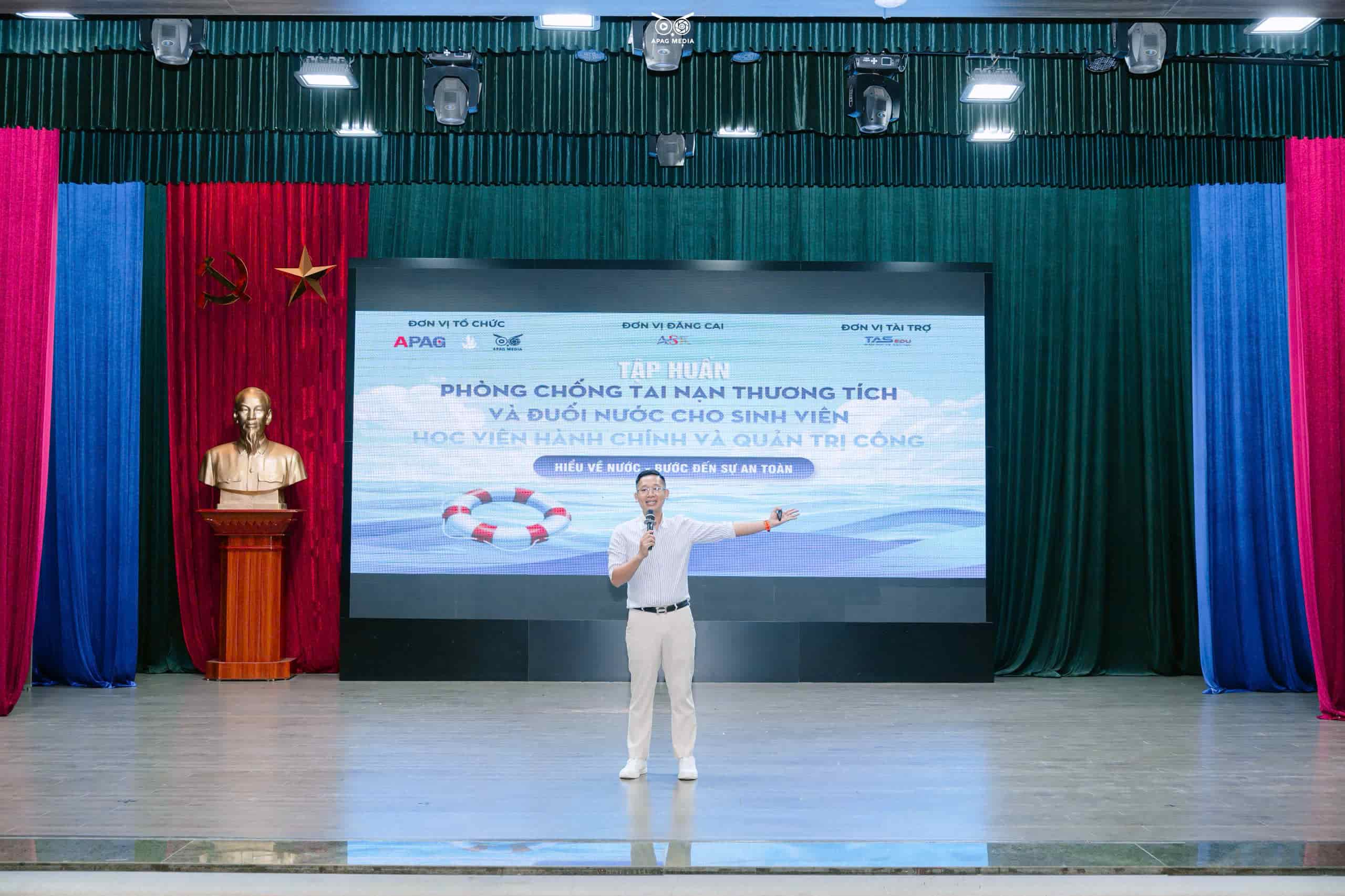 HLV Nguyễn Văn Nhàn trong một chương trình tập huấn phòng chống tai nạn thương tích và đuối nước dành cho sinh viên