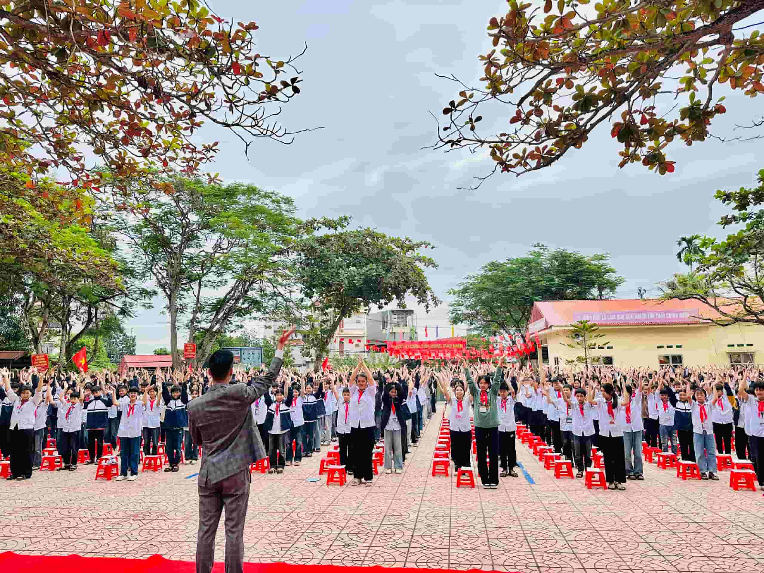 Sự gần gũi và chân thành giúp thầy Toàn nhận được nhiều tình cảm từ hàng trăm ngàn học sinh