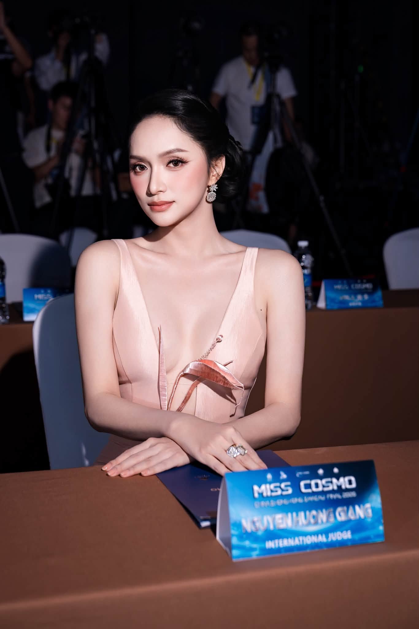 Hương Giang phủ sóng các cuộc thi sắc đẹp quốc tế