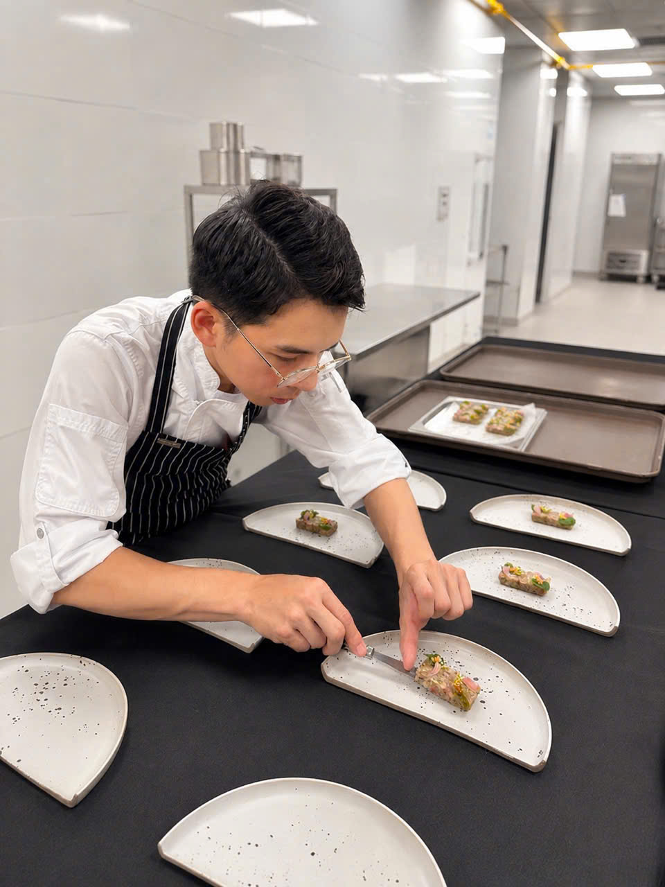 Chef Đặng Tấn Phát luôn chỉn chu trong từng khâu chuẩn bị món ăn
