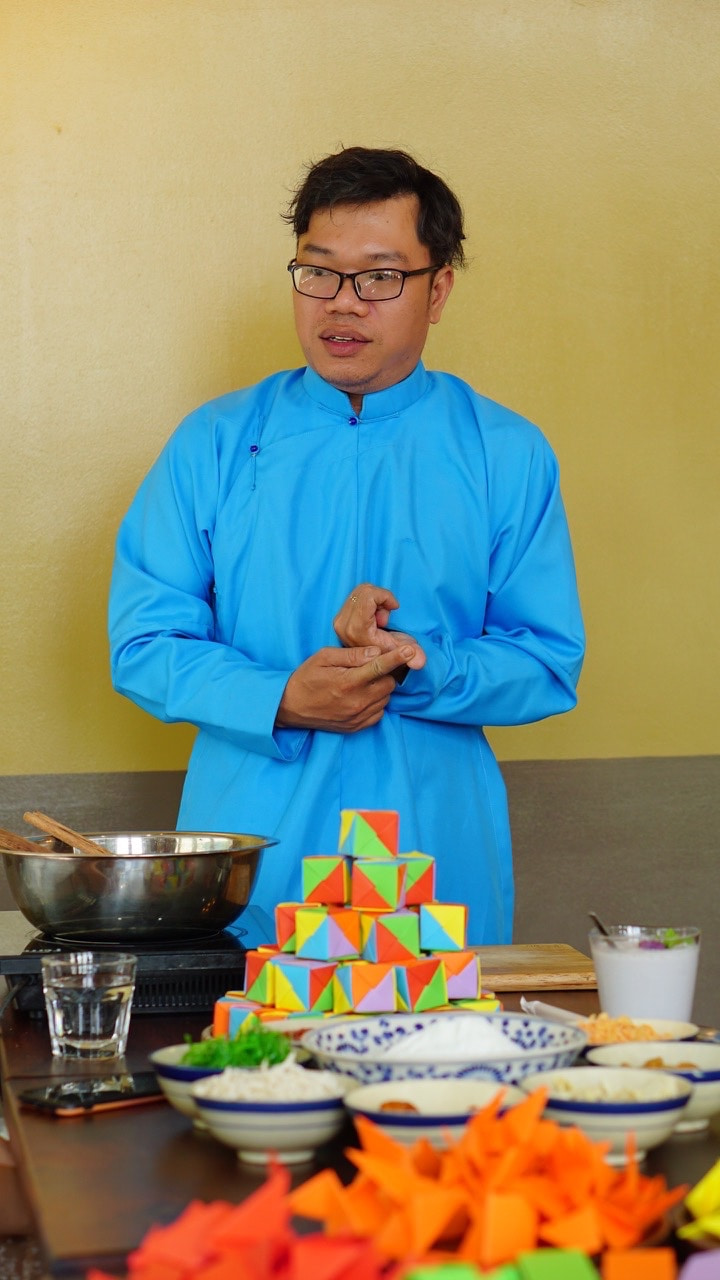 Đầu bếp Hồ Đắc Hoài Ân luôn tỉ mỉ trong từng công đoạn chế biến món ăn