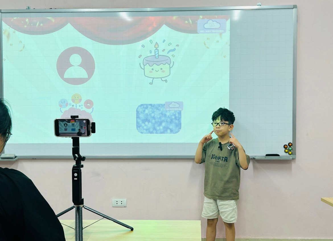 100% học sinh tại Ms. Amy English hoàn thành bài thuyết trình cuối năm bằng Tiếng Anh