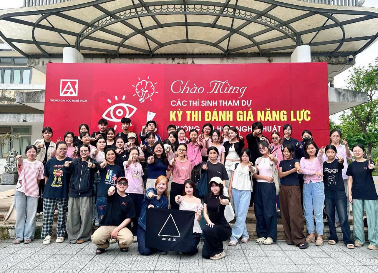 Lớp Vẽ 2IO. Hue
