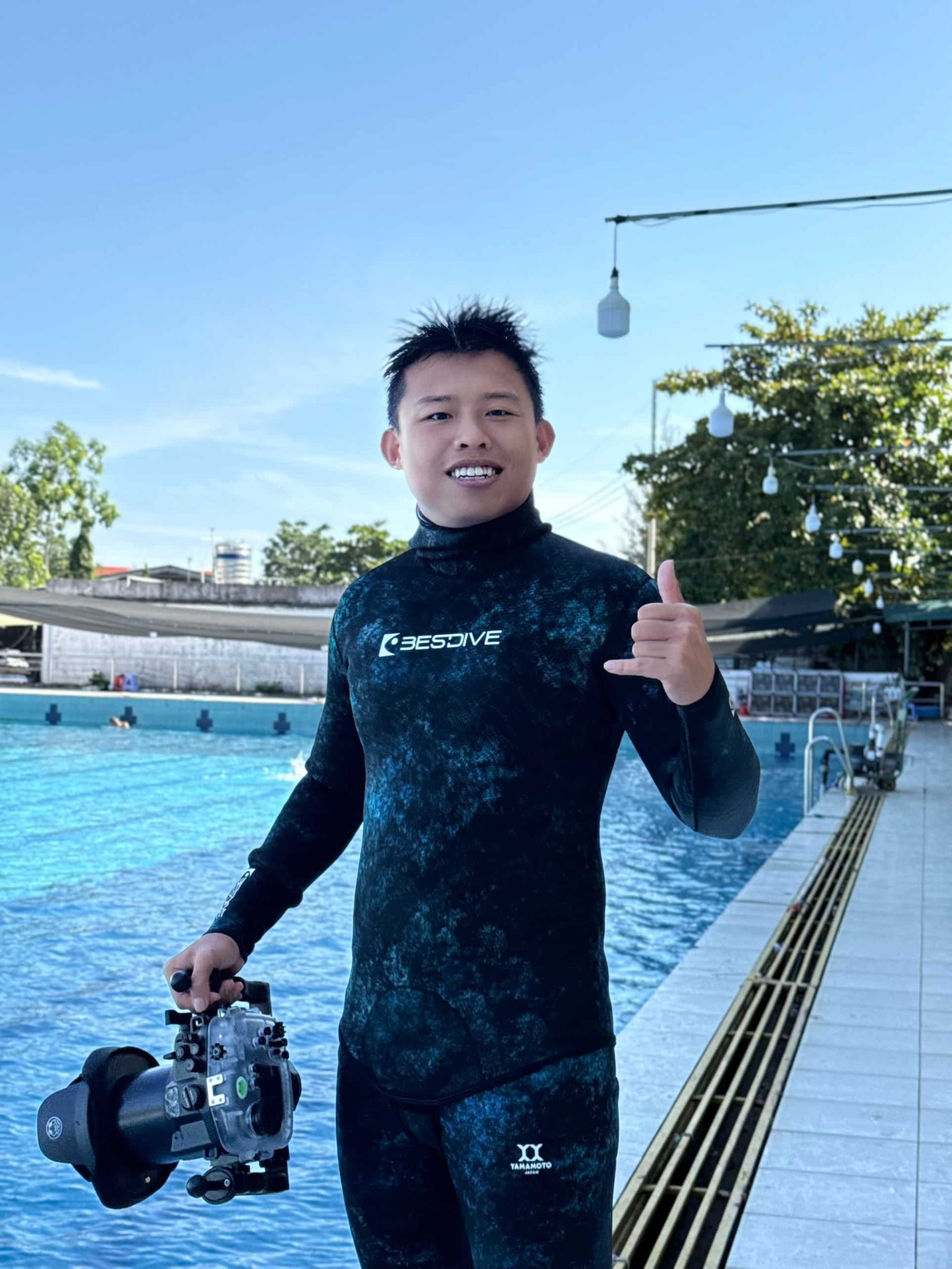 Nguyễn Minh Nhân Đại (Cameraman Underwater Dainguyen Freediving) bén duyên với freediving từ một chuyến đi Phú Quý và theo đuổi nghề quay phim dưới nước chuyên nghiệp
