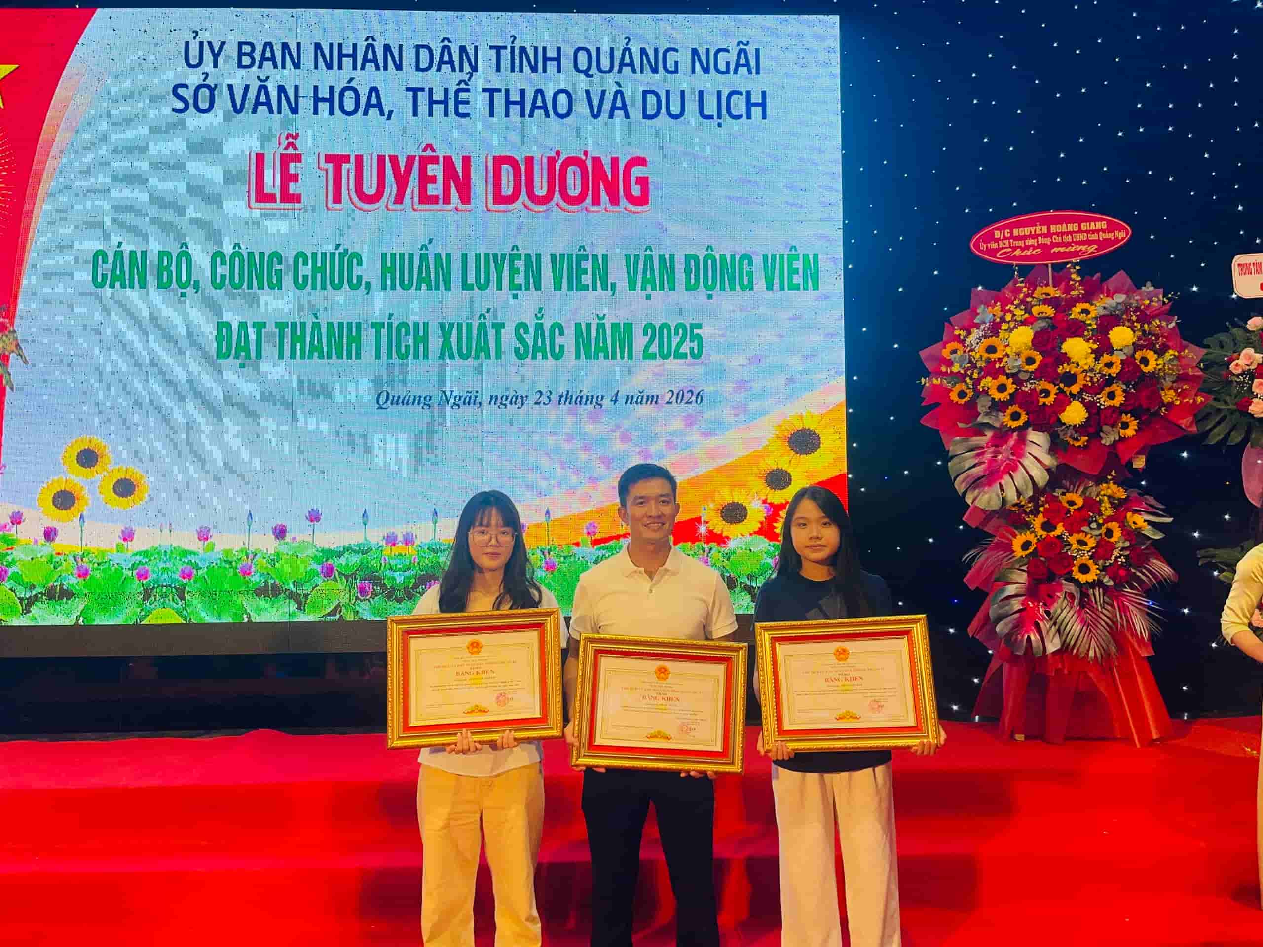 HLV Phạm Trung hướng dẫn tỉ mỉ các kỹ thuật bơi cơ bản cho các em nhỏ tại câu lạc bộ