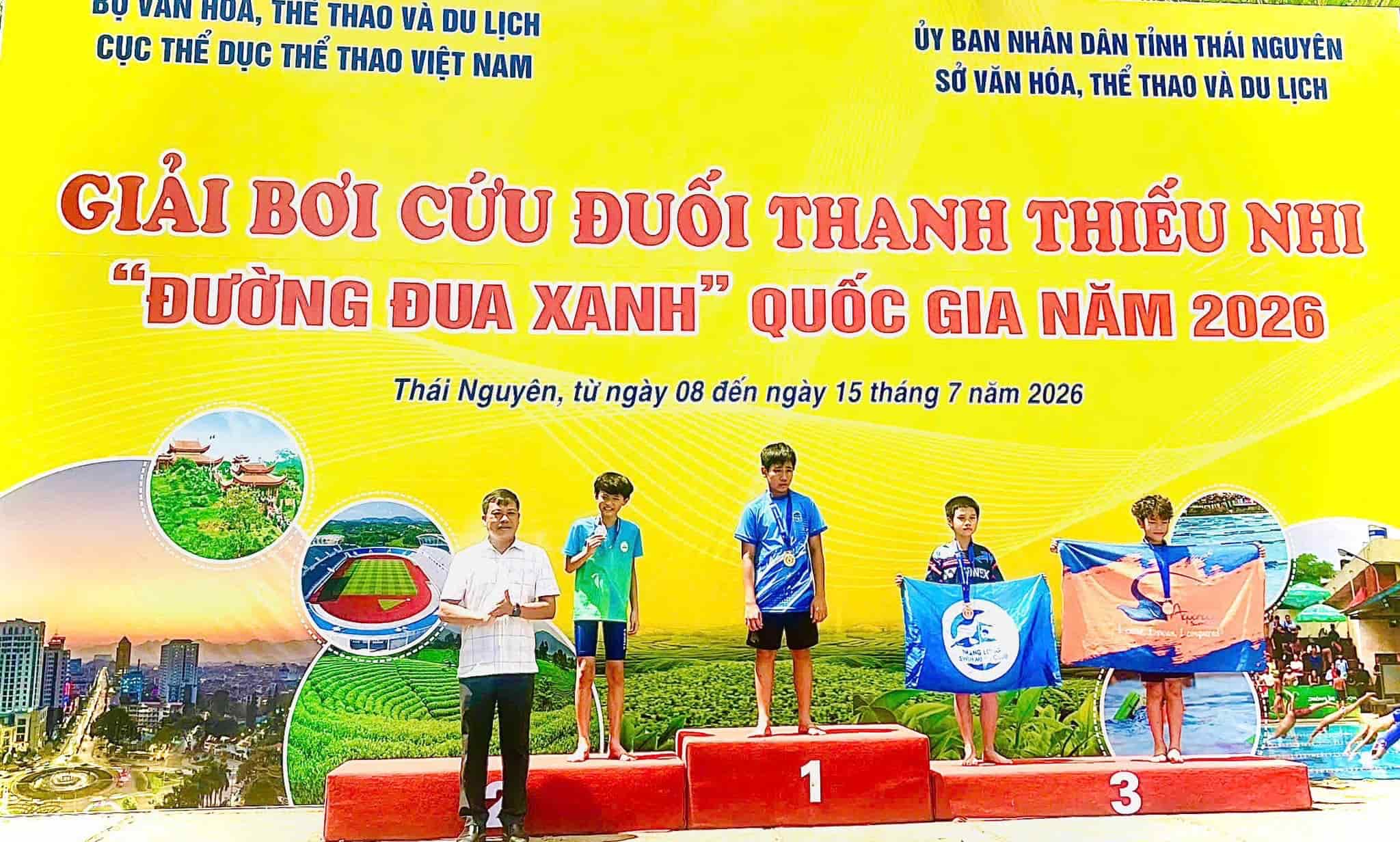 HLV Phạm Trung nhận khen thưởng trong lễ tuyên dương cán bộ, công chức, huấn luyện viên, vận động viên đạt thành tích xuất sắc năm 2025