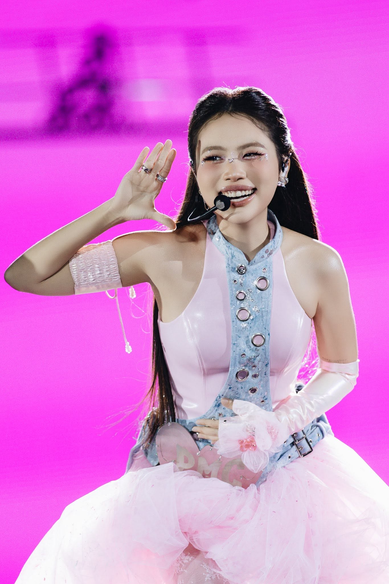 13 năm sau The Voice Kids, Phương Mỹ Chi ngày càng trưởng thành và nổi  bật
