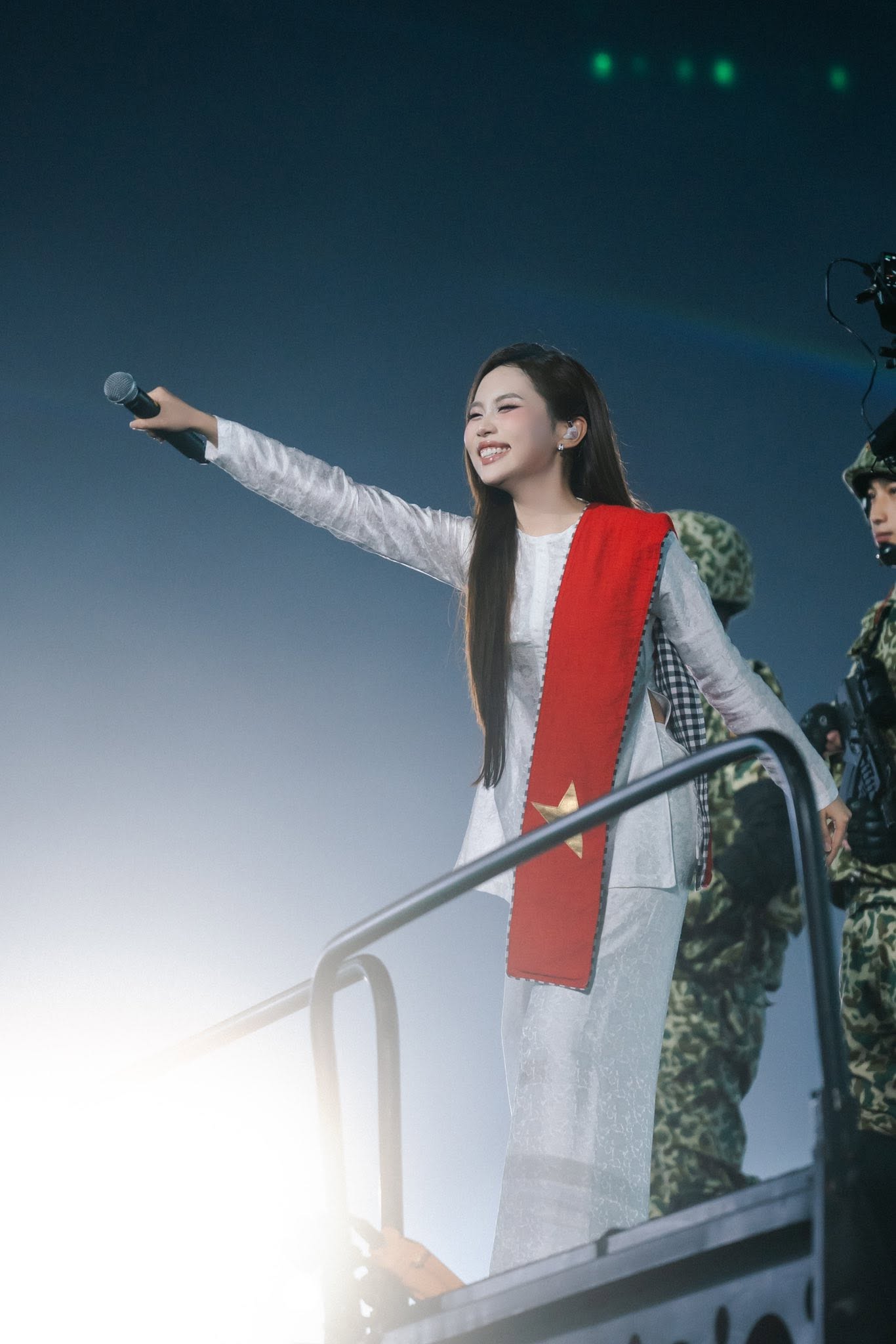 13 năm sau The Voice Kids, Phương Mỹ Chi ngày càng trưởng thành và nổi  bật