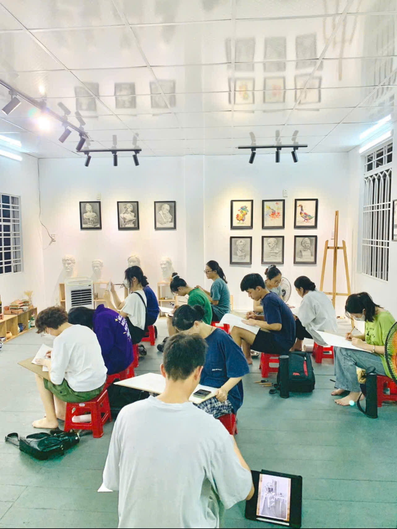 Không gian học tập tại Lớp vẽ Knock Knock được thiết kế gần gũi, truyền cảm hứng cho người học