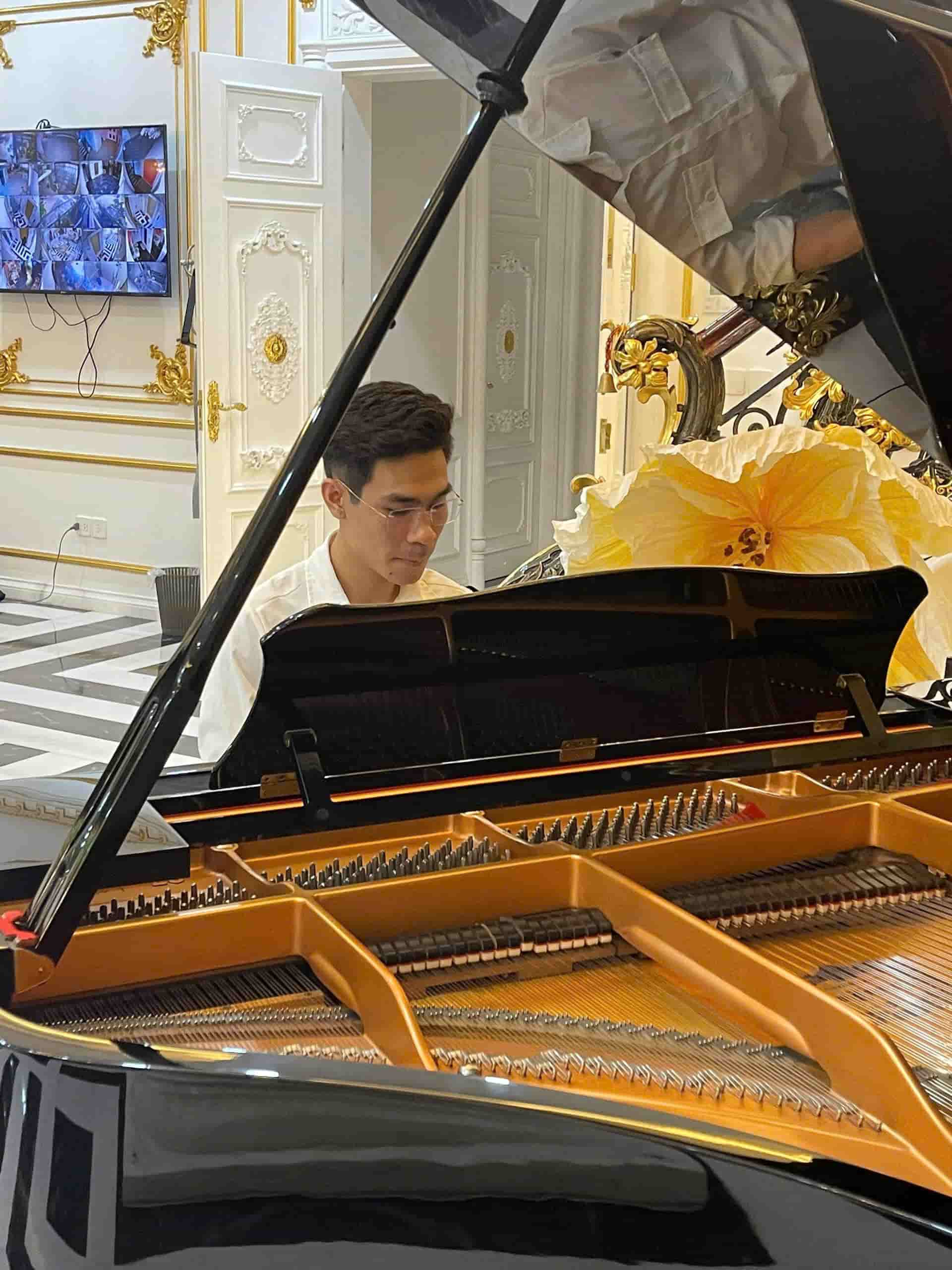 Hoàng Duy hiện quản lý Showroom AnPiano chi nhánh Hà Nội, nơi anh gắn bó với công việc kinh doanh và tư vấn piano