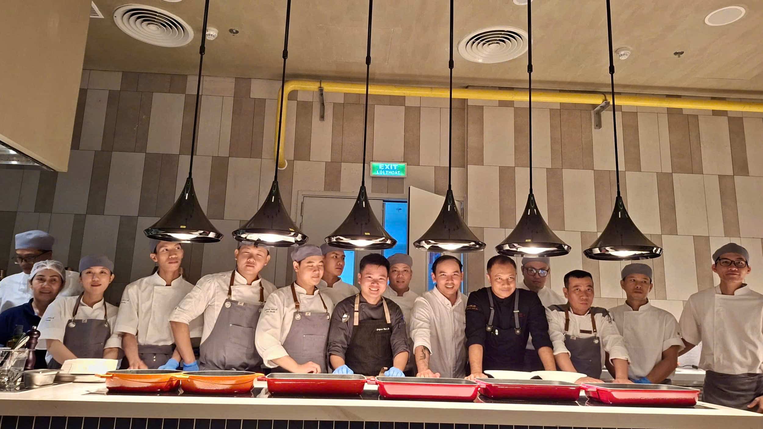 Chef Nguyễn Viết Thưng luôn đề cao tinh thần đồng đội trong quá trình vận hành gian bếp