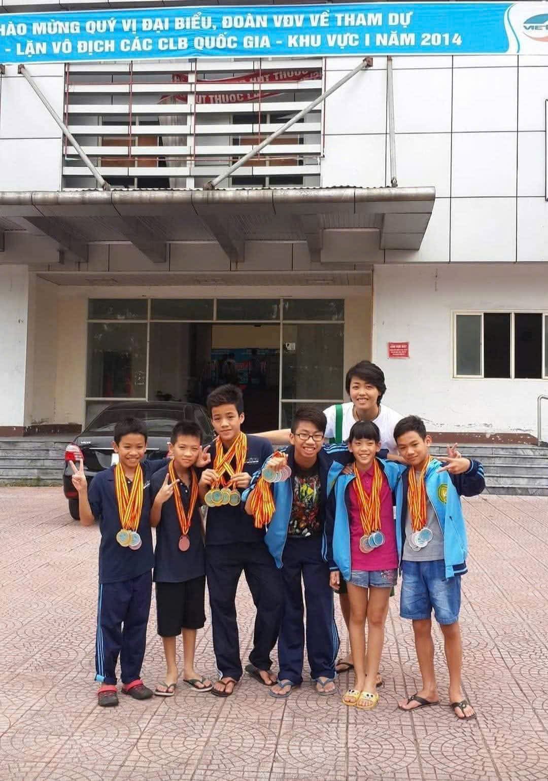Nguyễn Thành cùng HLV và đồng đội trong những năm thi đấu tại đội bơi Công an Nhân dân – những người đã đồng hành cùng anh trong những năm tháng đầu tiên trên đường đua xanh