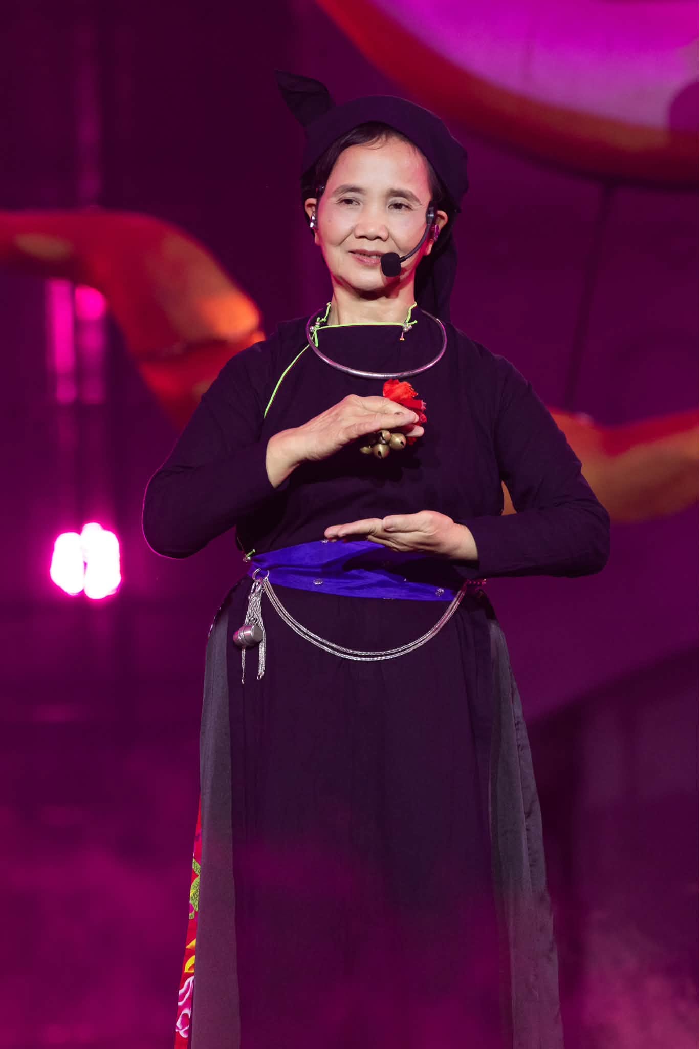 Hoàng Dũng đưa mẹ - nghệ nhân hát Then lên sân khấu