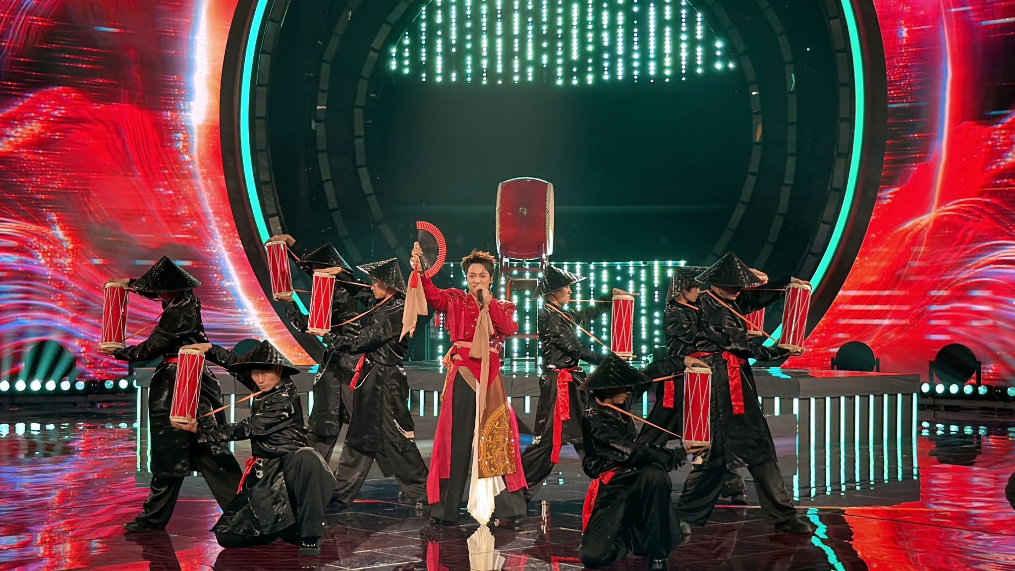 Đăng Khôi khoe chất liệu Việt tại Silk Way Star