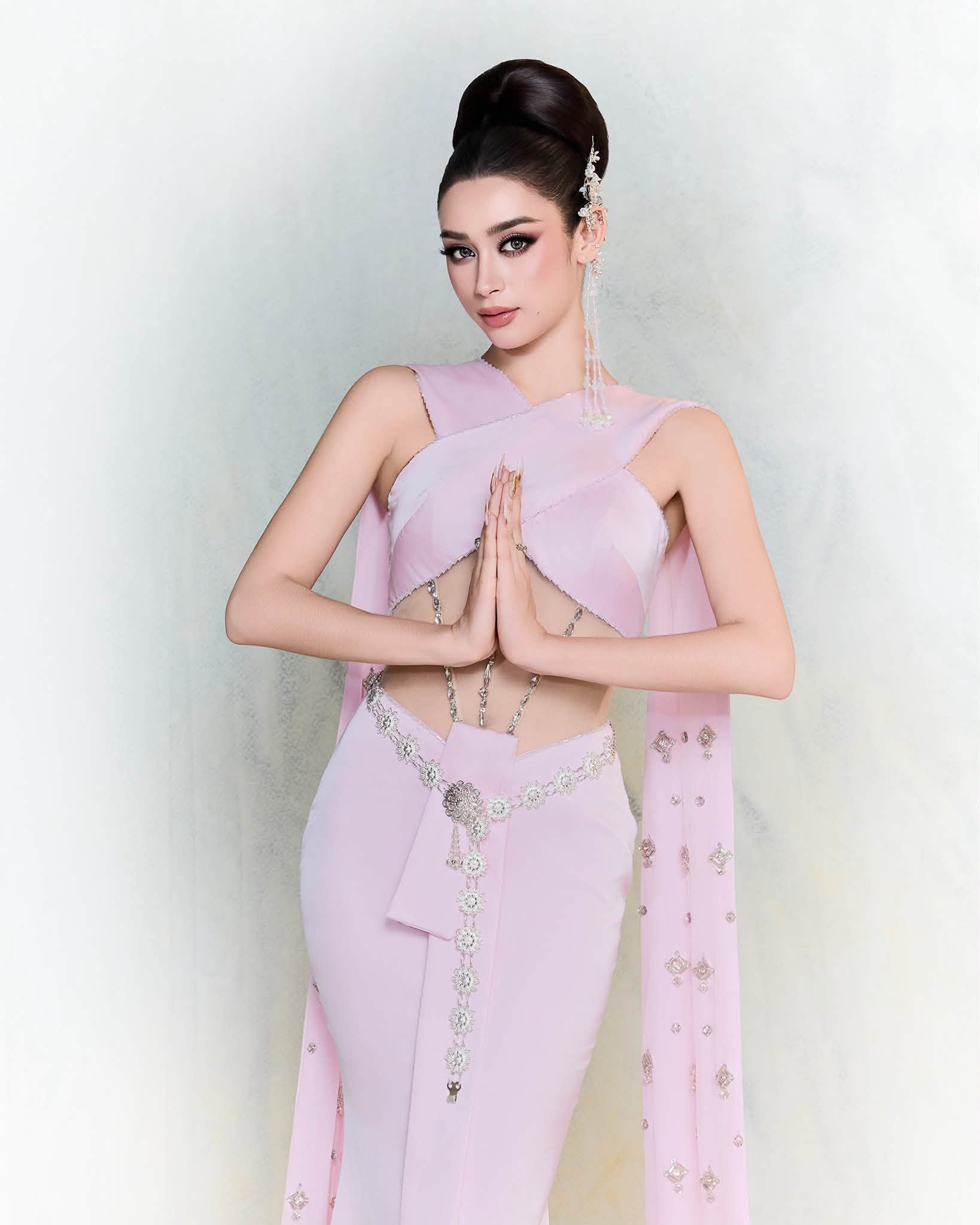 Emoura Phạm “nuốt mic”, truyền thông quốc tế chú ý