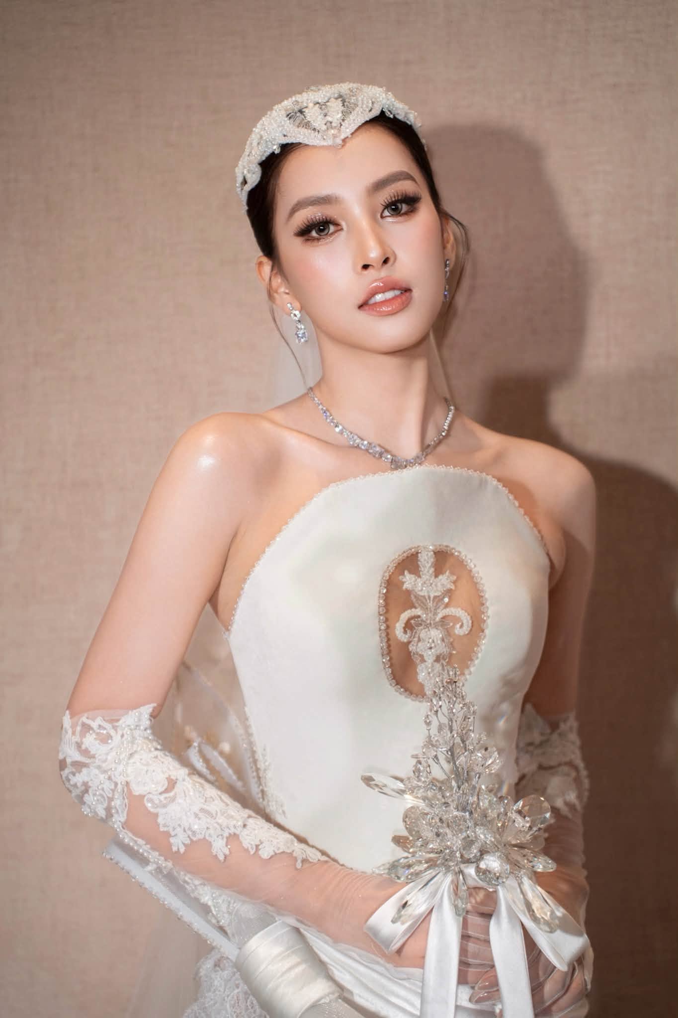 8 năm sau ngày đăng quang, Tiểu Vy thay đổi thế nào?