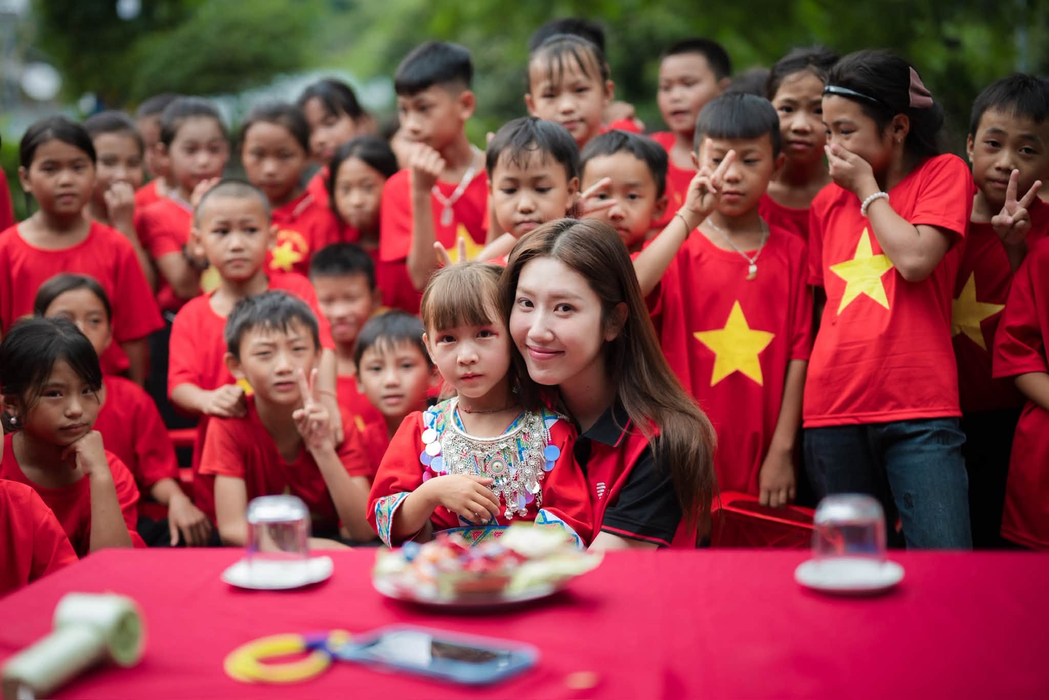 Thúy Ngân vượt đường khó, đón Trung thu cùng trẻ em vùng cao