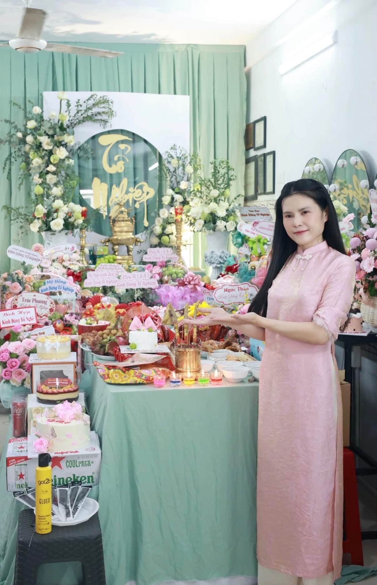 Học viên Hồ Liên Hair Academy tổ chức nghi thức dâng hương trong ngày Giỗ Tổ