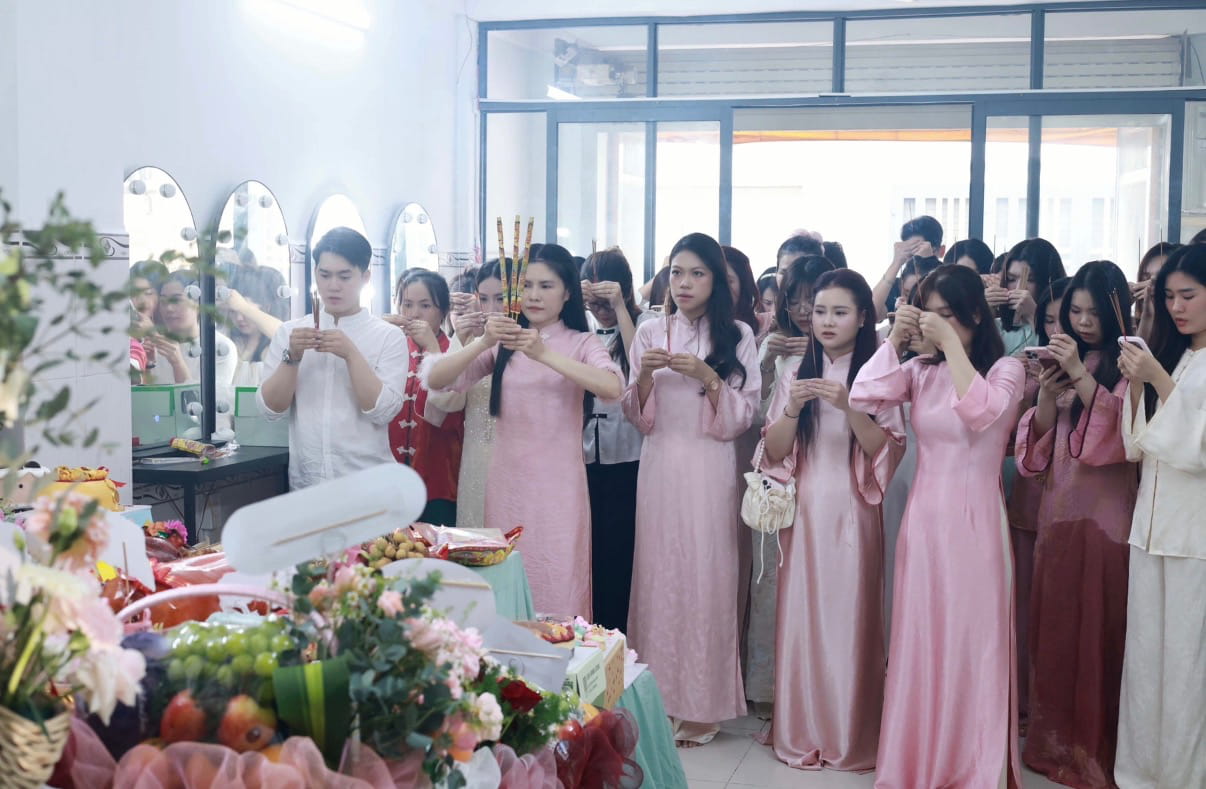 Nghi thức dâng hương diễn ra trong không khí trang nghiêm và thành kính tại Học viên Hồ Liên Hair Academy 