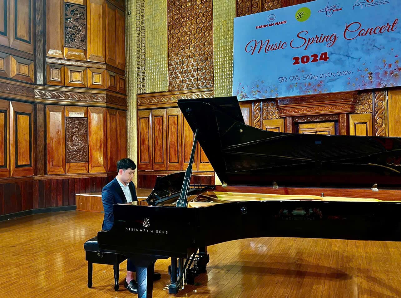 Thầy Nguyễn Văn Thanh biểu diễn piano trong chương trình Music Spring Concert 2024 tại Hà Nội