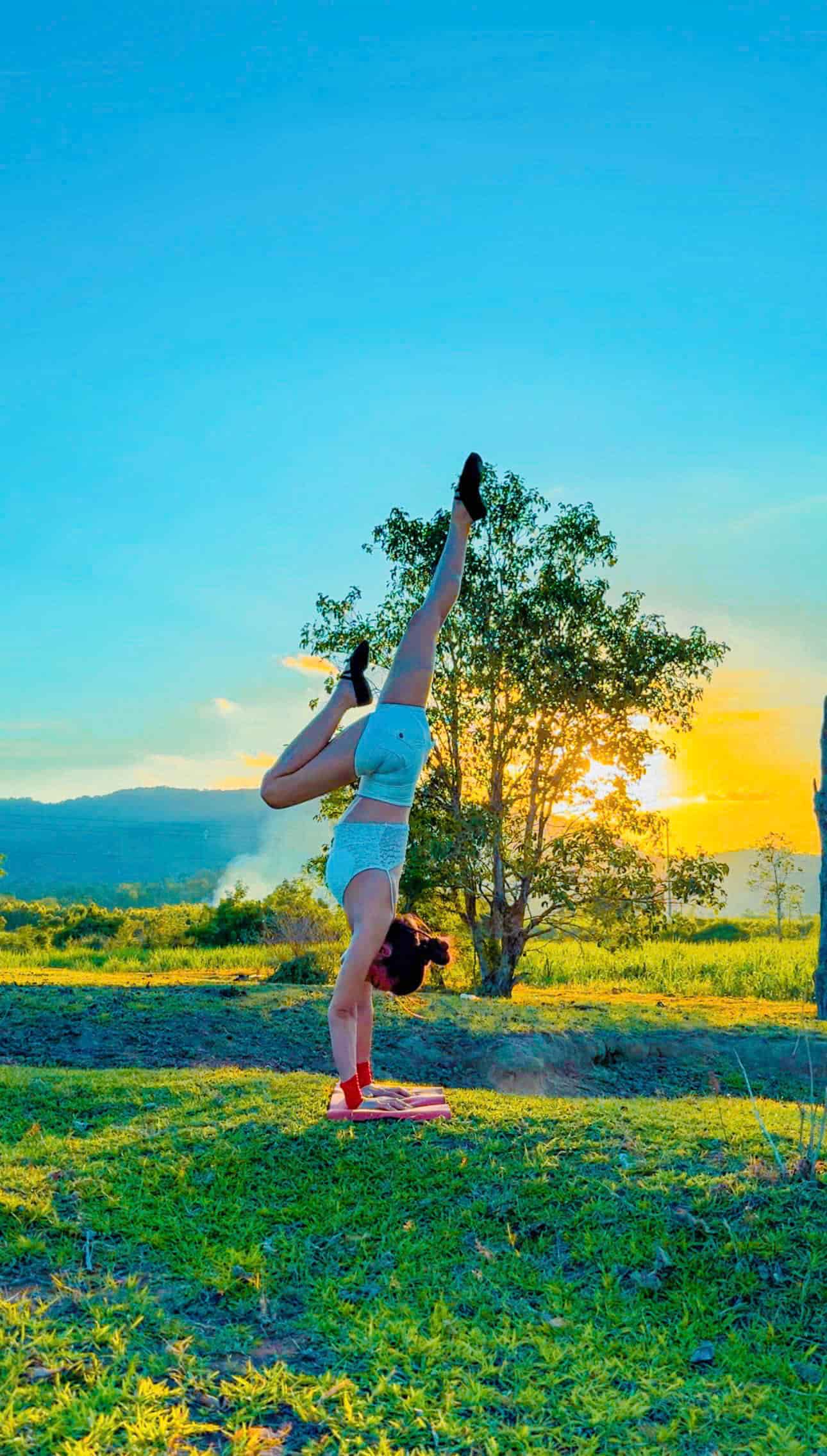 Giữa khu vườn xanh và tiếng suối róc rách, HLV Yoga Linh Mai tận hưởng những khoảnh khắc hoà mình với thiên nhiên