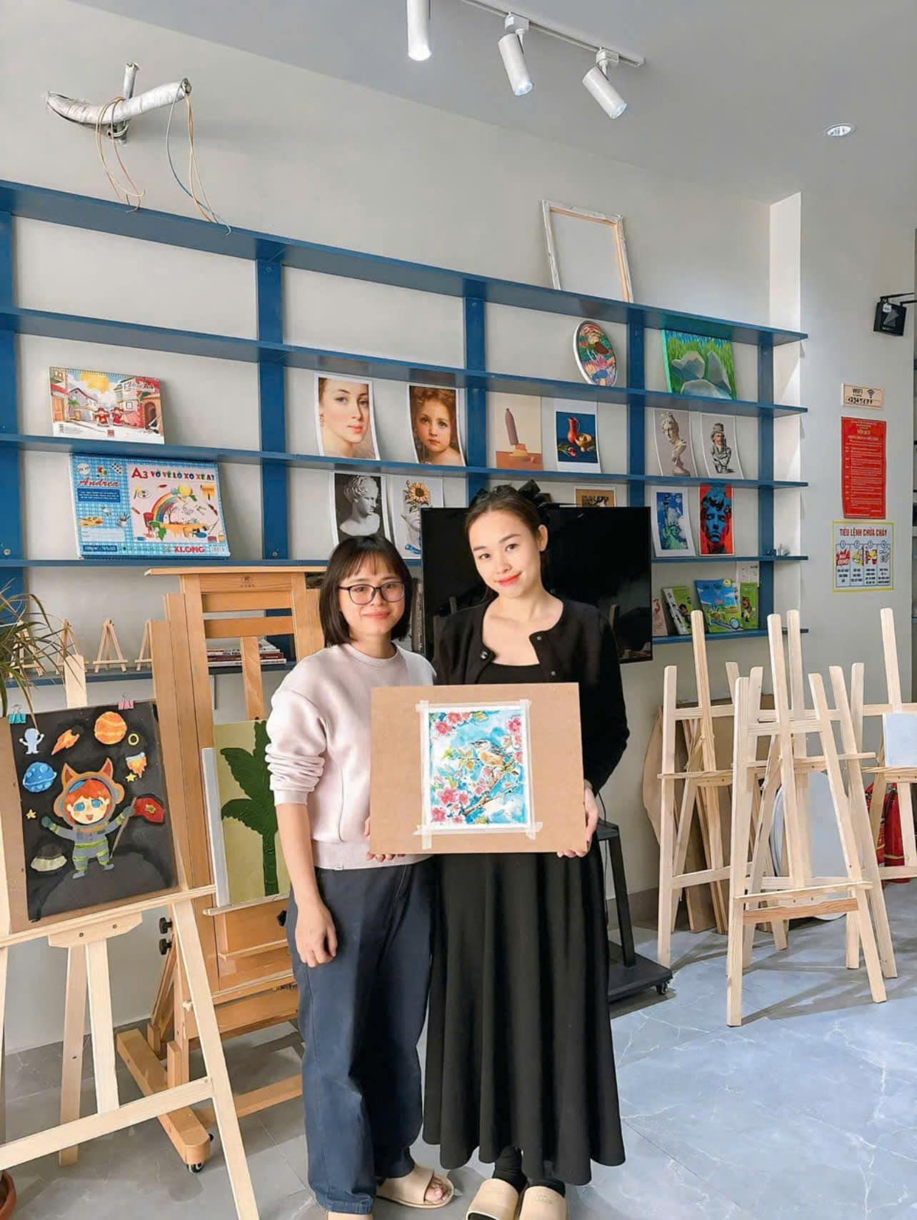 Họa sĩ Nhung Nguyễn cùng học viên tại không gian sáng tạo Art house 1986